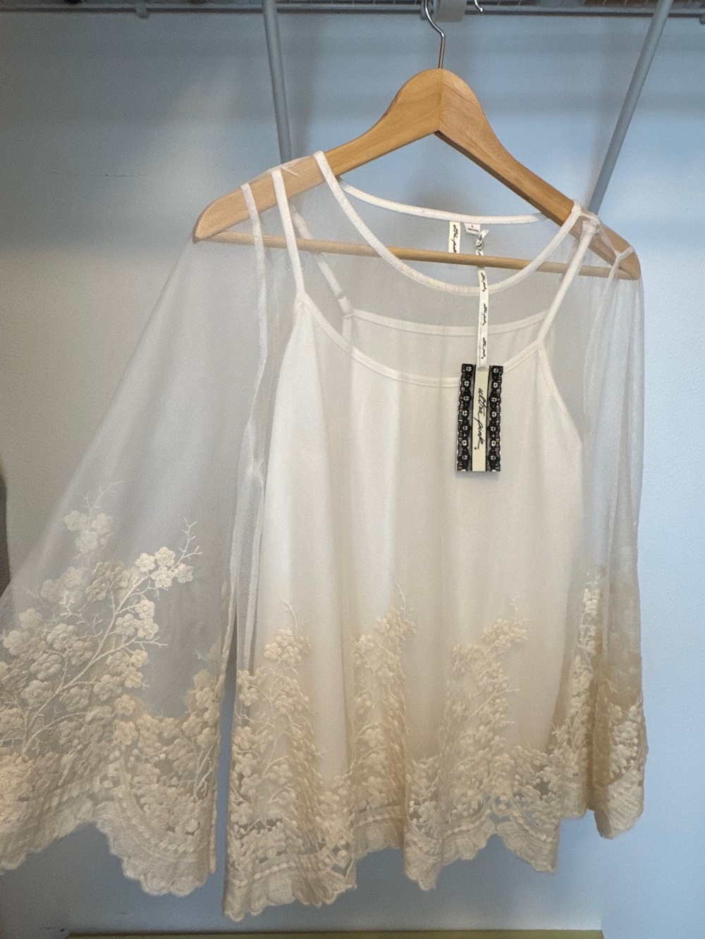 🌸Ivory Lace Overlay Women’s Top flare sleeves floral embroidery sizeS fairy boho